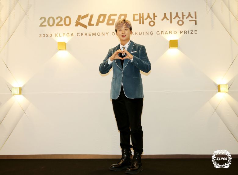 6년만에 KLPGA투어 상금왕에 오르며 최저타상 인기상 등 상복이 터진 김효주가 포토존에서 손하트를 만들어보이고 있다./KLPGA 제공