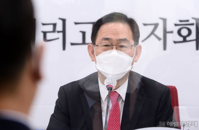 [헤럴드경제=이상섭 기자] 국민의힘 주호영 원내대표가 25일 오전 서울 여의도 국회에서 열린 공수처 관련 전략회의에서 모두발언을 하고 있다. babtong@heraldcorp.com