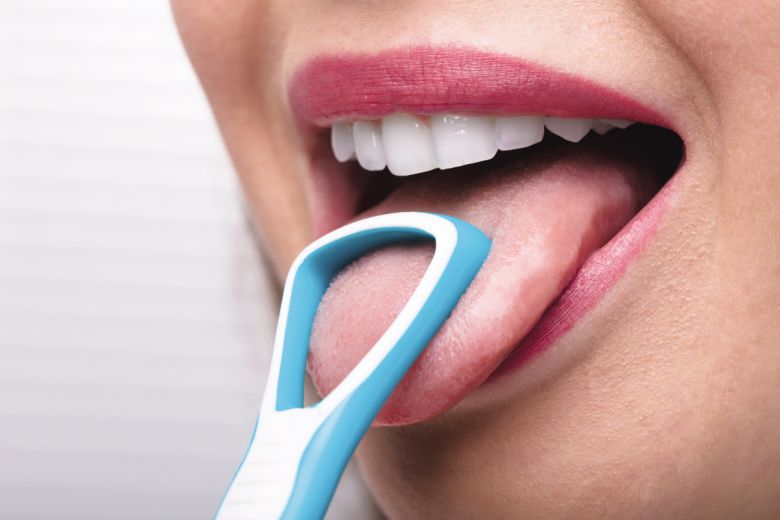 입냄새 예방을 위해서는 타액의 원활한 분비를 위해 한식과 같이 잘 씹어서 먹을 수 있는 슬로우 푸드가 좋고, 야채 종류를 많이 먹으면 구강 내 중성화에 도움을 줘 혐기성 세균 증식을 억제해 입냄새를 줄여 줍니다.