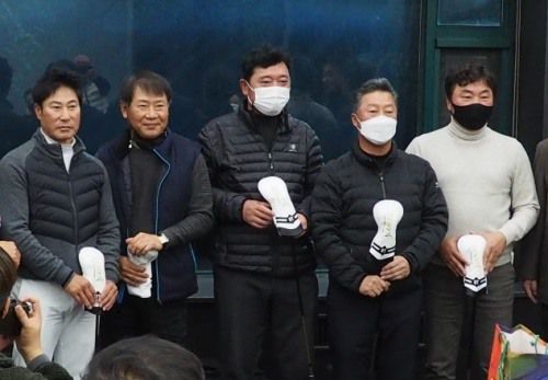 공영준, 박부원 프로 등 이날 선수들은 젠타블랙 부상품과 함께 뜻깊은 대회의 의의를 새겼다.