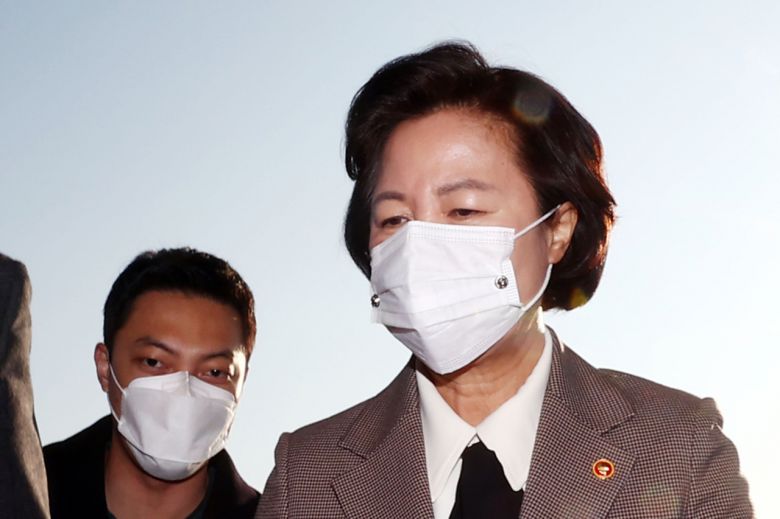 추미애 법무부 장관이 25일 경기도 정부과천청사로 출근하고 있다. [연합]