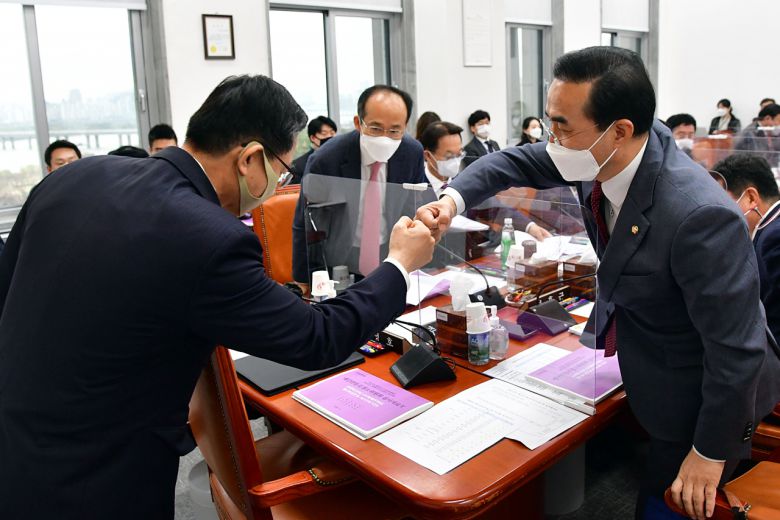 20일 국회에서 열린 예산결산특별위원회 예산안등조정소위원회에서 정성호 예결위원장과 박홍근 더불어민주당 예결위 간사, 추경호 국민의힘 예결위 간사가 인사를 하고 있다. 이상섭 기자 babtong@heraldcorp.com