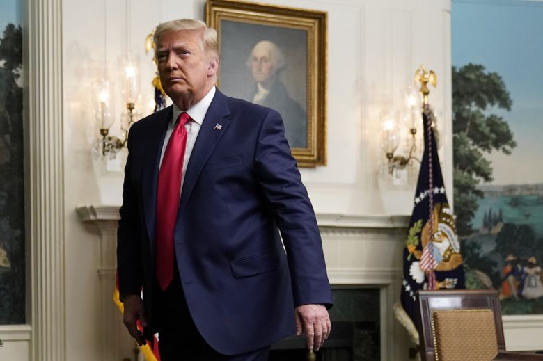 도널드 트럼프 미국 대통령이 26일(현지시간) 추수감사절을 맞아 해외주둔 미군을 격려하기 위해 개최한 화상 간담회가 끝난 뒤 자리를 떠나고 있다. [AP]