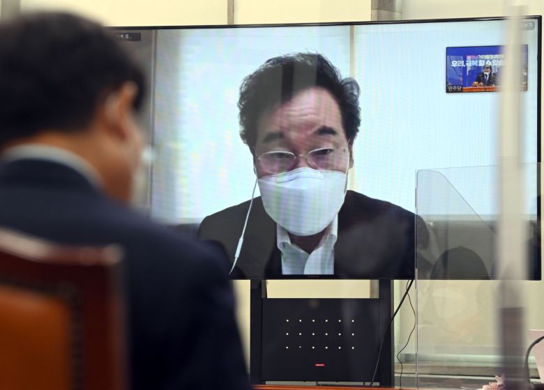 이낙연 더불어민주당 대표가 27일 오전 국회에서 열린 최고위원회의에서 화상으로 참석해 발언하고 있다. [이상섭 기자/babtong@heraldcorp.com]