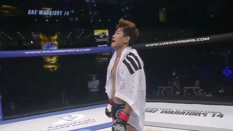 오호택 선수는 27일 UAE 아부다비에서 열린 'UAE 워리어스'에서 로날드 지로네스 사고 선수를 상대로 3라운드 3분 55초 트라이앵글 초크로 서브미션 승리를 거뒀다.