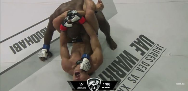 오호택 선수는 27일 UAE 아부다비에서 열린 'UAE 워리어스'에서 로날드 지로네스 사고 선수를 상대로 3라운드 3분 55초 트라이앵글 초크로 서브미션 승리를 거뒀다.