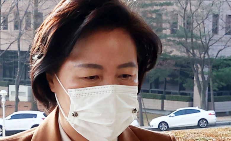 추미애 법무부 장관이 27일 경기도 정부과천청사로 출근하고 있다. [연합]