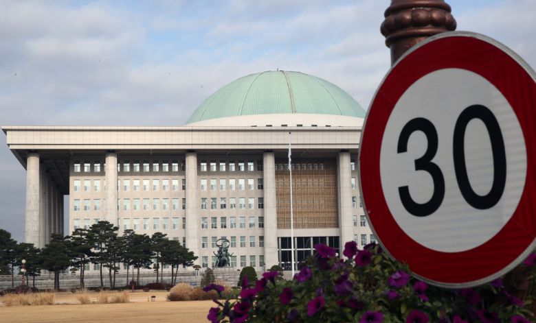 2021년도 예산안 법정 처리 시한이 30일 이틀 앞으로 다가왔다. 30일 오전 서울 여의도 국회 본관에 정적이 흐르고 있다. [연합]