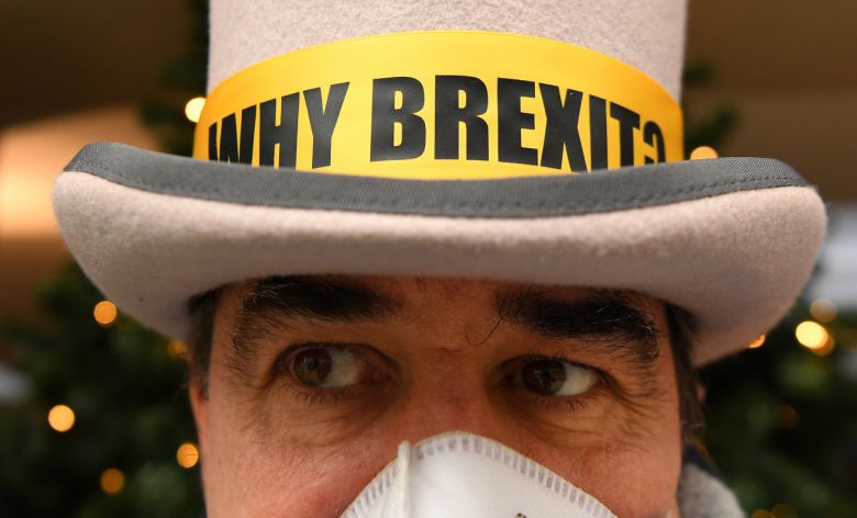30일(현지시간) 영국 런던에서 브렉시트에 반대하는 한 운동가가 '왜 브렉시트를 하는가?'란 문구가 적힌 모자를 쓰고 시위를 벌이고 있는 모습. [EPA]