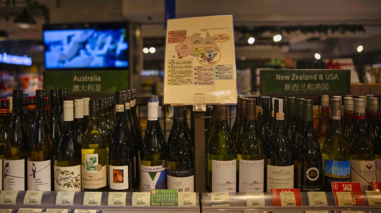 호주산 와인이 중국 상하이에 있는 슈퍼마켓 진열대에 놓여 있다. [EPA]