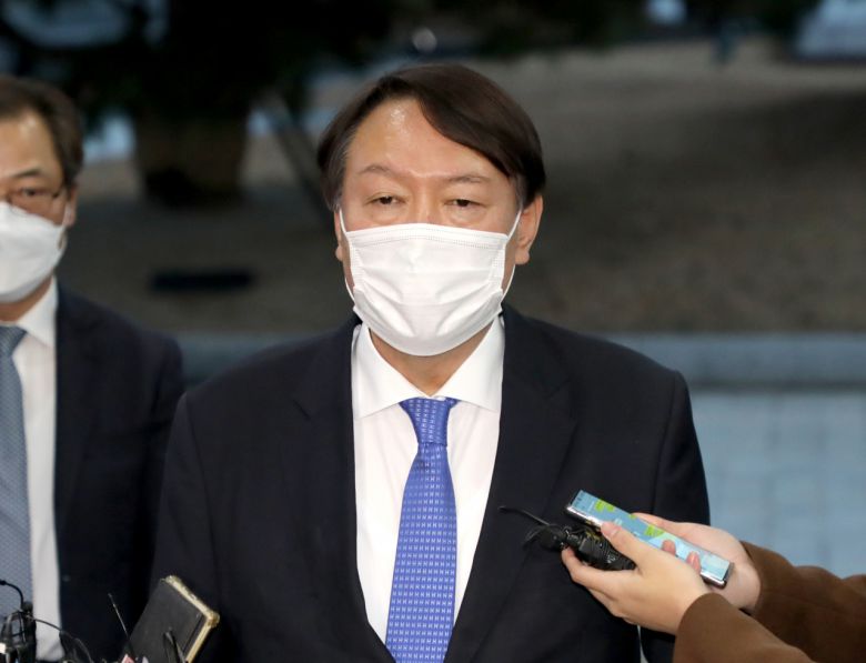 추미애 법무부 장관의 직무 배제 결정으로 출근하지 못했던 윤석열 검찰총장이 1일 오후 서울 서초구 서초동 대검찰청으로 출근하며 취재진 질문에 답하고 있다. 윤 총장은 지난달 24일 추미애 법무부 장관의 직무 배제 명령으로 출근하지 못하다 서울행정법원의 집행정지 명령 효력 임시 중단 결정이 나오자마자 청사로 출근했다. [연합]