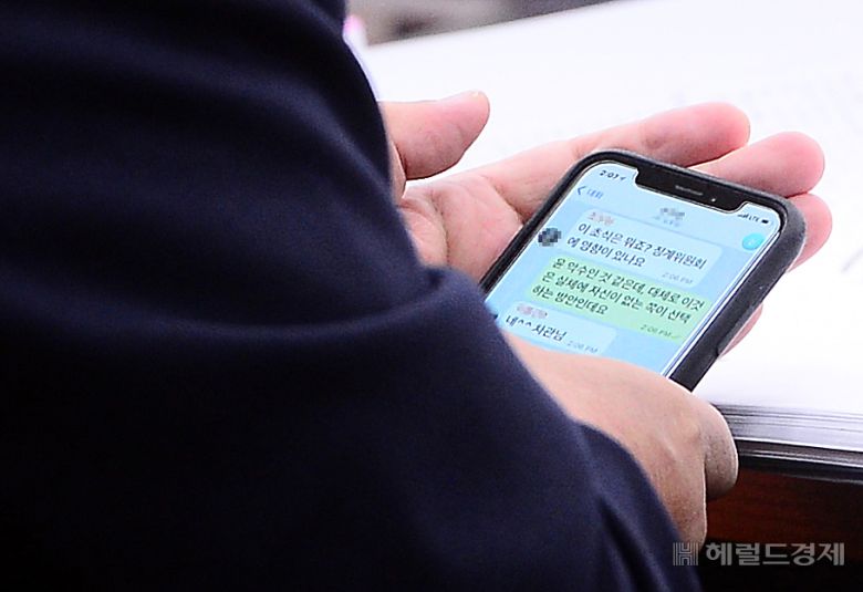 [헤럴드경제=이상섭 기자] 이용구 신임 법무부 차관이 4일 서울 여의도 국회에서 열린 고위공직자범죄수사처(공수처) 개정안 논의를 위한 법제사법위원회 비공개 법안심사제1소위원회에 참석해 문자메세지를 주고받고 있다. babtong@heraldcorp.com