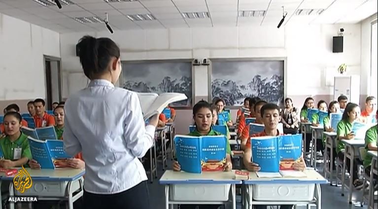 신장 위구르 자치구 내 한 학교에서 학생들이 중국어로 된 교과서로 교육을 받는 모습. [알자지라 방송 화면 캡쳐]