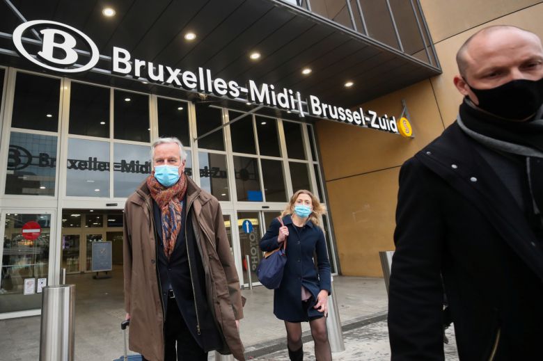 미셸 바르니에 유럽연합(EU) 측 ‘브렉시트(Brexit, 영국의 EU 탈퇴)’ 협상 수석대표가 영국 런던에서 열린 브렉시트 협상이 결렬된 후 지난 5일(현지시간) 열차를 타고 벨기에 브뤼셀로 돌아온 모습. [로이터]