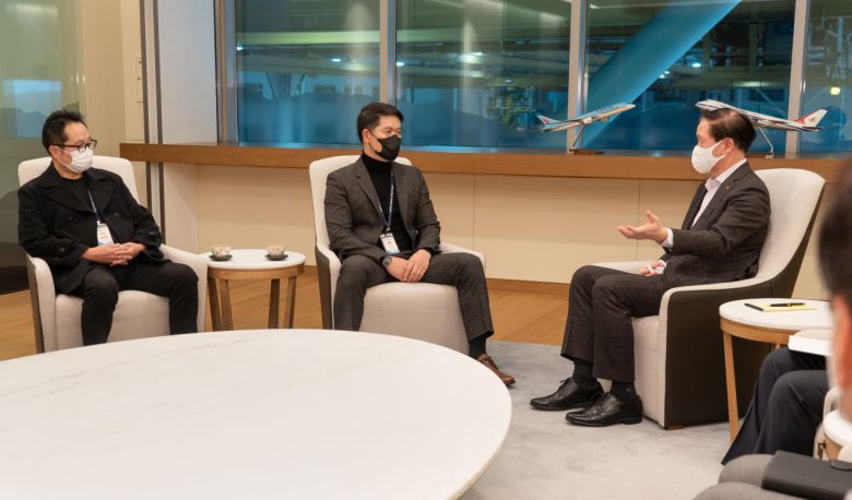 우기홍 대한항공 사장은 9일 오후 일반노조·조종사 노조 위원장과 각각 간담회를 가졌다. 최근 아시아나항공 인수와 관련한 필요성과 진행과정에 대한 이해를 구하는 한편, 상생하는 노사 관계 구축을 위한 노력을 함께 기울이기로 했다. 우기홍 대한항공 사장(오른쪽)과 최현 조종사노조 위원장(가운데)이 간담회를 하고 있는 모습