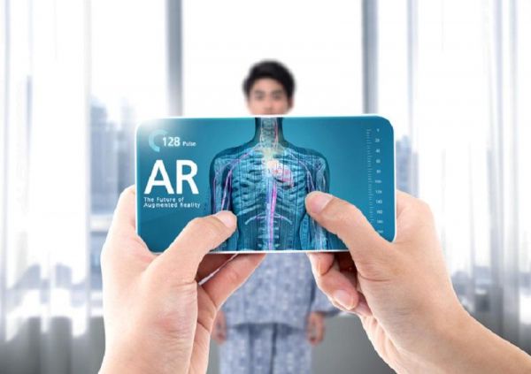 AR기술로 신체의 건강을 측정하고 있다 [출처=게티이미지]