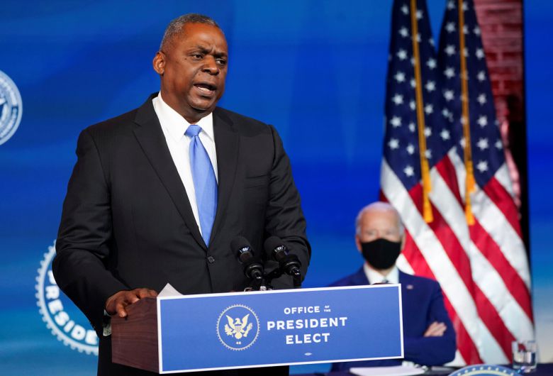 로이드 오스틴(왼쪽) 국방장관 지명자가 9일(현지시간) 델라웨어주 윌밍턴에서 열린 기자회견에서 조 바이든 대통령 당선인이 지켜보는 가운데 차기 정부 초대 국방장관으로서 자신의 포부에 대해 밝히고 있다. [로이터]