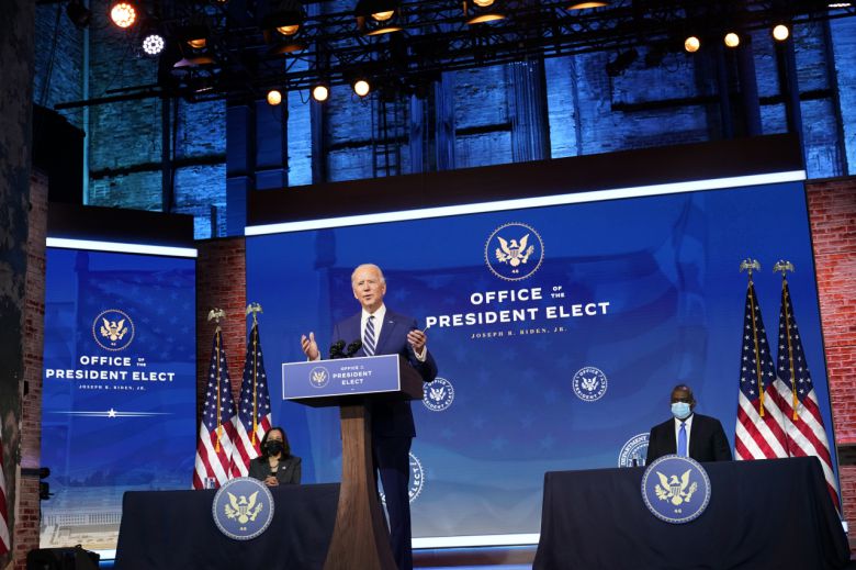 조 바이든(가운데) 미국 대통령 당선인이 9일(현지시간) 델라웨어주 윌밍턴에서 카멀라 해리스(왼쪽) 부통령 당선인과 로이드 오스틴 국방장관 지명자가 참석한 가운데 국방장관 인선 결과를 직접 발표하고, 지명 이유에 대해 설명하고 있다. [AP]