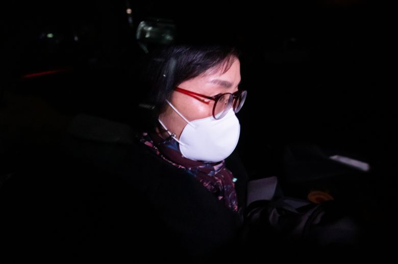 검사징계위원 안진 전남대 로스쿨 교수가 10일 열린 윤석열 검찰총장에 대한 검사징계위원회 종료 후 정부과천청사 법무부를 나서고 있다. [연합]