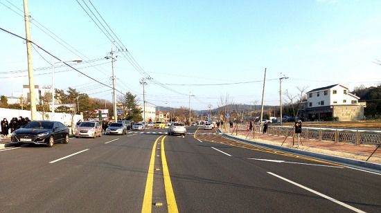 영주시가지부터 휴천동 소재 국제조리고와 동산중·고교를 연결하는 지방도가 확장 공사를   마무리 하자   학생과 차량등이 안전하게  통행하고 있다. (영주시 제공)
