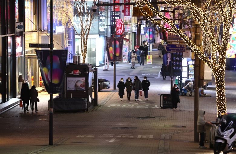 주말인 13일 오후 서울 명동거리가 비교적 한산한 모습을 보이고 있다. [연합]