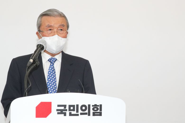 김종인 국민의힘 비상대책위원장이 15일 오전 서울 여의도 국회에서 전직 대통령 구속 관련 대국민사과와 함께 인적쇄신을 약속하고 있다. [연합]