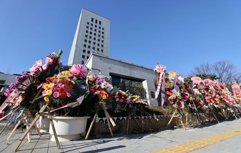 윤석열 검찰총장에 대한 법무부 검사징계위원회 2차 심의가 열린 15일 서울 서초구 대검찰청 앞에 윤석열 총장을 응원하는 화환이 놓여있다. [연합]