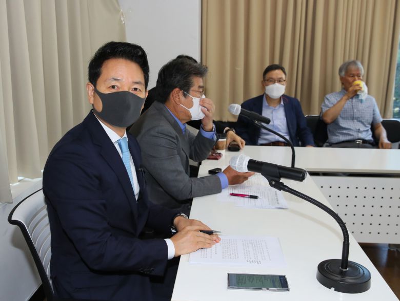 김대중 전 대통령의 적자로 불리는 장성민 전 의원이서울 마포구 한 사무실에서 열린 김무성 전 의원 주도의 '더 좋은 세상으로(마포포럼)'에 외부 강연자로 참석해 있다. [연합]