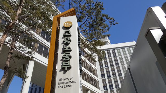 정부가 2025년 전국민 고용보험 시대를 열기 위해 예술인 특수고용직 종사자 등으로 적용범위를 넓히고 있으나 우리나라 전체 취업자의 20%를 차지하는 자영업자에 대한 고용보험 적용 확대문제에 막혀 고민이 깊어가고 있다.