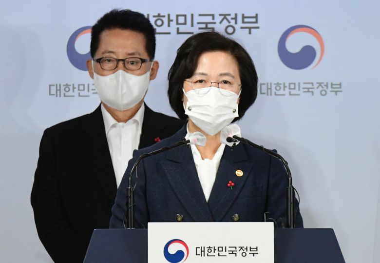 추미애 법무부 장관이 16일 서울 종로구 정부서울청사 합동브리핑실에서 권력기관 개혁 관련 언론 브리핑을 하고 있다. [연합]