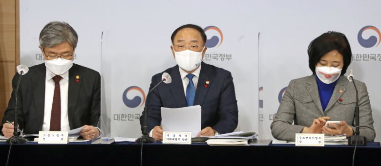 홍남기 부총리 겸 기획재정부 장관이 17일 정부서울청사에서 열린 '2021년 경제정책방향' 합동 브리핑에서 발언하고 있다. [연합]