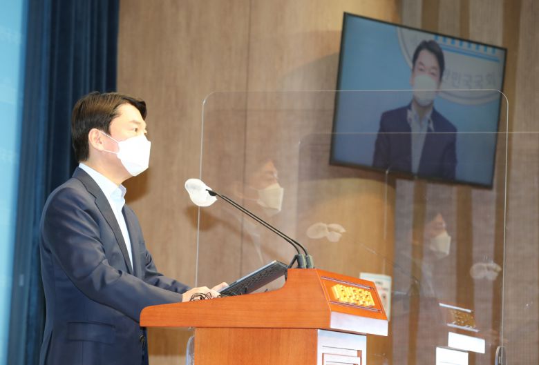 안철수 국민의당 대표가 20일 오전 서울 여의도 국회 소통관에서 기자회견을 갖고 서울시장 보궐선거 출마를 선언하고 있다. [연합]