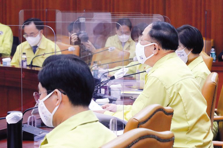 홍남기 경제부총리가 23일 정부서울청사에서 제23차 비상경제 중앙대책본부(경제중대본) 회의 겸 제7차 한국판 뉴딜 관계장관회의를 주재하고 있다. 홍 부총리는 이날 회의에서 “(정부가) 내년 1월중 직접 일자리 50만명 이상을 채용하겠다”고 밝혔다. [연합]