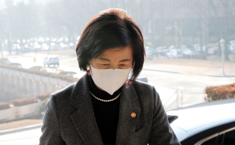 추미애 법무부 장관이 24일 오전 정부과천청사로 출근하고 있다. 연합뉴스