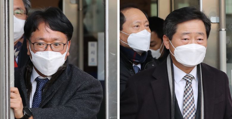 법무부 측 변호인 이옥형 변호사(왼쪽)와 윤석열 검찰총장 측 변호인 이석웅 변호사가 24일 오후 서울 서초구 서울행정법원에서 열린 윤 총장에 대한 정직 처분 집행정지 재판 2차 심문을 마친 뒤 법원을 나서고 있다. [연합]