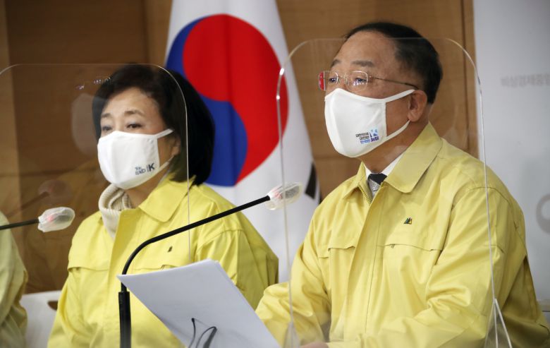 홍남기 경제부총리 겸 기획재정부 장관이 29일 정부서울청사에서 '코로나19 3차 확산에 대응한 맞춤형 피해지원 대책'을 발표하고 있다. 연합뉴스