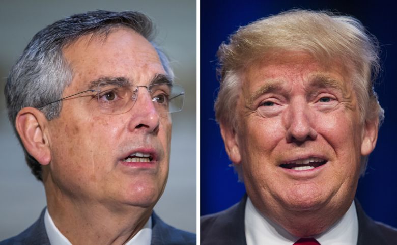 (왼쪽부터)브래드 래펜스퍼거 조지아주 국무장관과 도널드 트럼프 미국 대통령. 워싱턴포스트(WP)는 3일(현지시간) 트럼프 대통령이 래펜스퍼거 조지아주 국무장관과 무려 한 시간 동안 전화 통화하며 선거 결과를 뒤집도록 표를 다시 계산하라고 압력을 가했다고 3일 녹취록을 공개했다.[EPA]