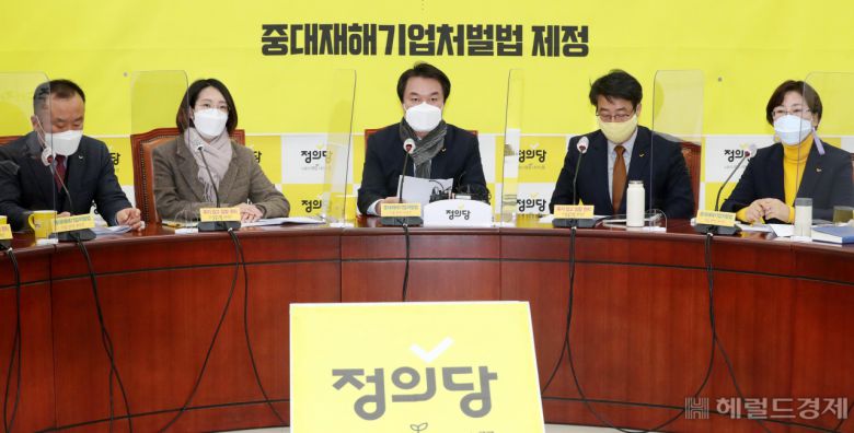 [헤럴드경제=이상섭 기자] 김종철 정의당 대표가 4일 국회에서 열린 대표단회의에서 모두발언을 하고있다.