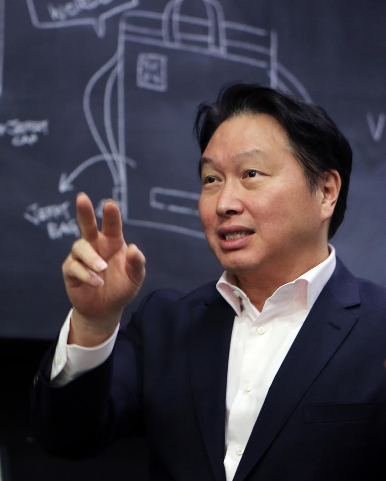 SK그룹이 이달부터 최태원 회장(사진)의 신년 메시지를 반영해 결식우려 계층과 영세 자영업자를 함께 지원하는 ‘한끼 나눔 온(溫)택트 프로젝트’를 시작한다. [SK 제공]