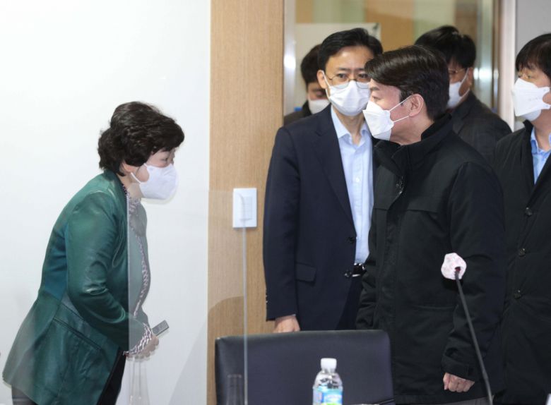 안철수 국민의당 대표가 5일 오전 서울 종로구 아동권리보장원에서 열린 아동학대 예방책 마련을 위한 간담회에 참석, 관계자와 인사하고 있다. 이번 간담회는 최근 발생한 '정인이' 학대사건 등 그간 반복적으로 발생해온 아동학대 실태를 파악하고 재발 방지책을 마련하기 위해 열렸다. [연합]