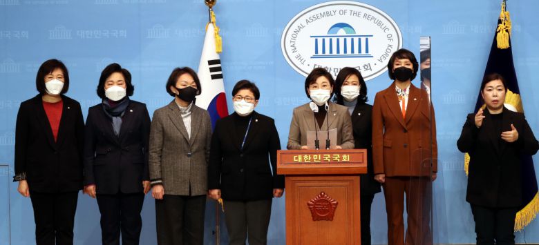 국민의힘 여성 의원들이 6일 국회 소통관에서 기자회견을 열고 박원순 전 서울시장의 성추행 관련 의혹을 서울시 젠더특보에게 전달했다는 지목을 받고 있는 남인순 더불어민주당 의원의 사퇴를 촉구하고 있다. 이와 관련 남인순 의원은 박 전 시장 피소 사실을 전달한 적이 없다고 해명했다. [헤럴드경제=이상섭 기자]