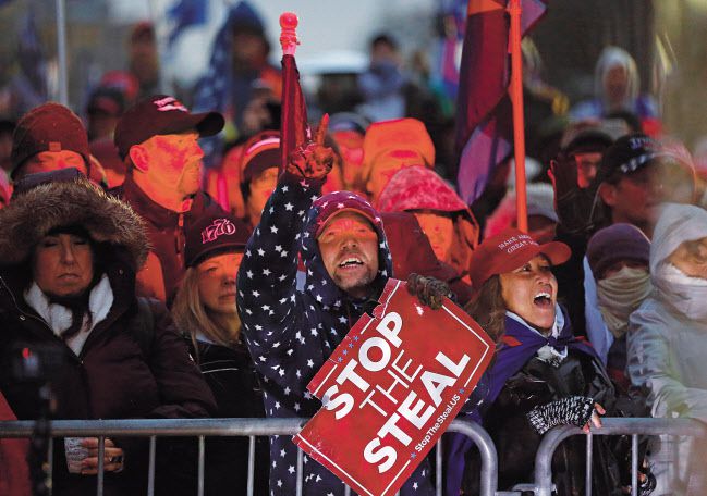 도널드 트럼프 미국 대통령 지지자들이 5일(현지시간) 워싱턴DC에 모여 조 바이든 대통령 당선인의 대선 승리를 확정할 상·하원 합동회의에 대해 항의하고 있다. [로이터]