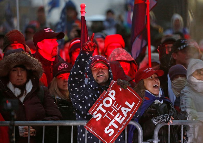 5일(현지시간) 미국 워싱턴DC에 모여 조 바이든 대통령 당선인의 대선 승리를 확정할 상·하원 합동회의에 대해 항의하고 있는 도널드 트럼프 대통령 지지자들의 모습. [로이터]