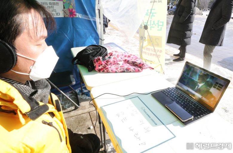 [헤럴드경제=이상섭 기자] 김종철 정의당 대표가 7일 오전 서울 여의도 국회 단식농성장에서 영상으로 2021년 신년인사회에 참석해 문재인 대통령의 인사말을 듣고 있다.