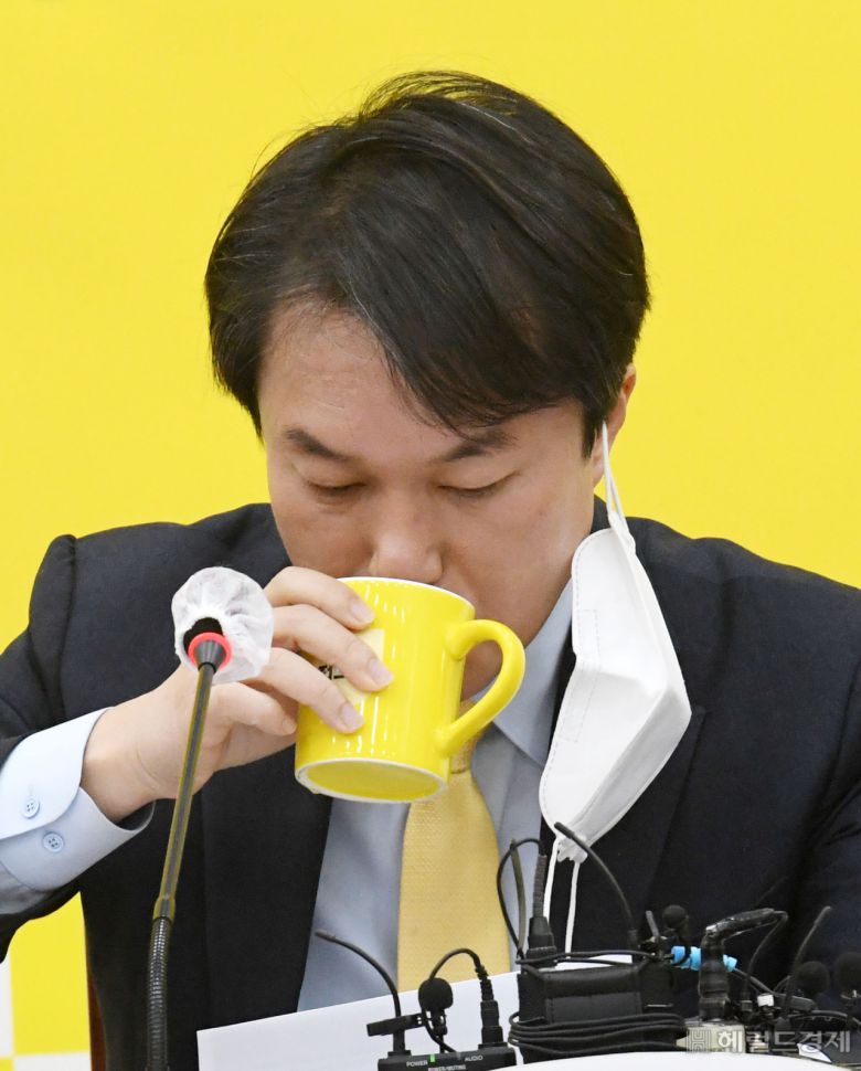 [헤럴드경제=이상섭 기자] 정의당 김종철 대표가 11일 서울 여의도 국회에서 열린 대표단회의에서 물을 마시고 있다.