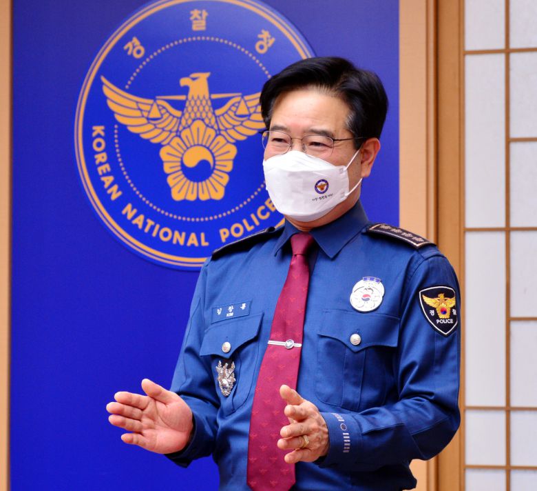 김창룡 경찰청장은 최근 헤럴드경제와의 인터뷰에서 “새롭게 태어나는 경찰에 대한 국민의 기대와 요구가 어느 때보다 큰 만큼, 이에 부응하는 것이 올해 가장 큰 과제”라며 “개혁 성과를 밑바탕으로 국민의 안전을 더욱 두텁게 보호하겠다”고 강조했다. 박현구 기자/phko@heraldcorp.com