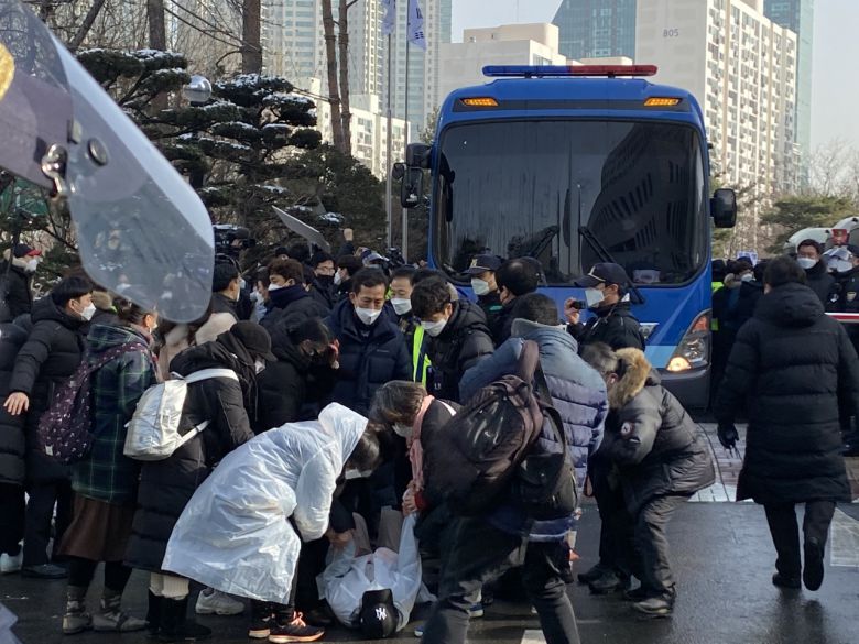 13일 서울 양천구 서울남부지법 정문 앞에 모인 시민들이 입양한 16개월 딸을 학대해 사망에 이르게 한 혐의로 구속 기소된 장모 씨가 탄 호송차량 앞에 드러눕는 등 분노를 드러내고 있다. 주소현 기자/addressh@heraldcorp.com