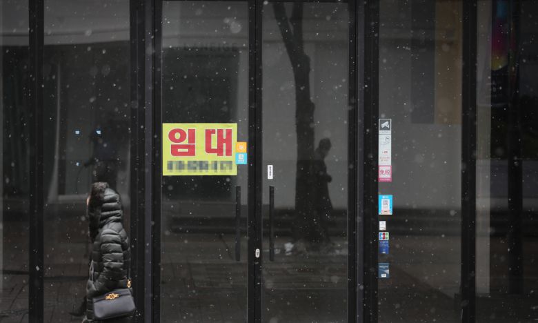 지난 12일 오후 서울 중구 명동의 한 상점에 임대 안내문이 게시돼 있다. 정부가 신종 코로나바이러스 감염증으로 인한 3차 재난지원금인 소상공인 버팀목 자금을 지급하는 등 소상공인 지원을 하고 있지만, 지원액 부족과 높은 임대료 등으로 장사를 포기하고 폐업하는 소상공인이 늘어나고 있다. [연합]