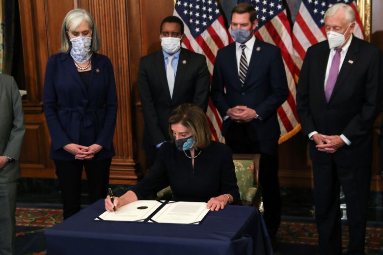 낸시 펠로시 미 하원의장이 13일(현지시간) 미 하원에서 통과한 도널드 트럼프 미국 대통령에 대한 탄핵소추안에 서명하고 있다. [로이터]