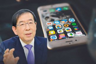 고(故) 박원순 전 서울시장의 성추행 혐의를 풀 유일한 단서인 업무용 휴대전화가 지난 5일 유가족에게 전달됐다. [연합·망고보드]